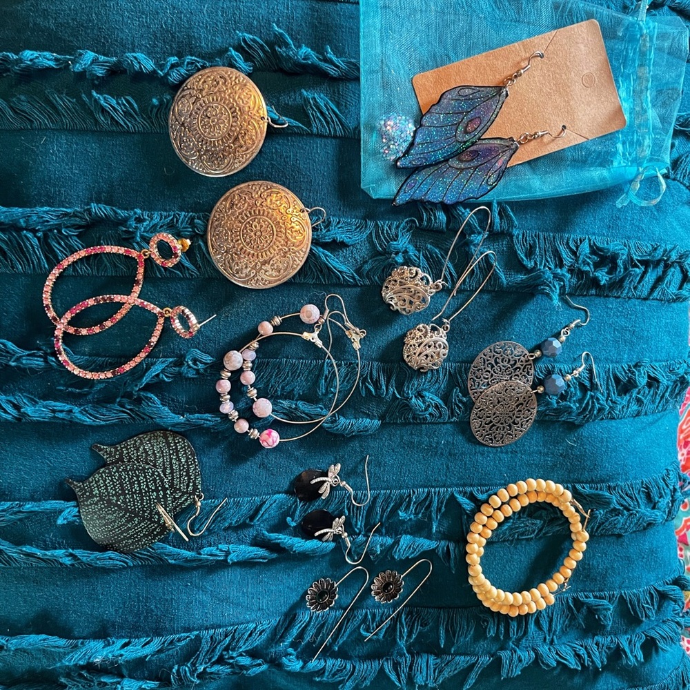 Sold as lot.  Costume Jewelry.  Earrings.  Excellent condition.